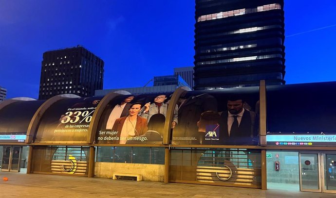 Carteles de la campaña 'Ser mujer no debería ser un riesgo', de Grupo AXA, en la estación de Nuevos Ministerios, en Madrid.