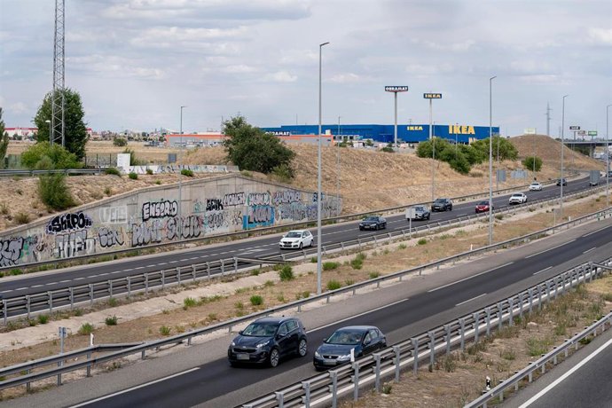 Varios coches circulan por la autovía A-5, a 1 de septiembre de 2023, en Madrid (España). La DGT prevé, desde el pasado jueves 31 de agosto y hasta el próximo domingo 3 de septiembre, más de 1,15 millones de desplazamientos en las carreteras de la Comun