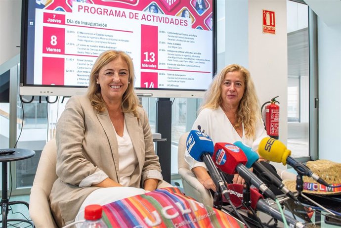 La vicerectora de Coordinación, Comunicación y Promoción, Leonor Gallardo, junto a la vicerrectora de Innovación, Empleo y Emprendimiento, Ángela González