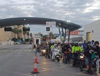 Gibraltar "estrecha" el carril facilitado para vehículos de dos ruedas y provoca "largas colas" en la Verja