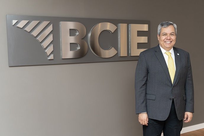 Archivo - El presidente del BCIE, Dante Mossi