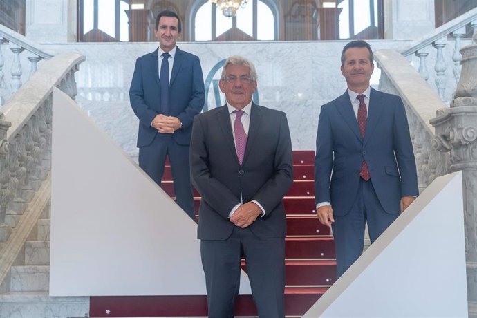 El consejero de Educación, Jokin Bildarratz, el presidente del DIPC y Catedrático Emérito de la UPV/EHU, Pedro Miguel Etxenike, y el director del DIPC y profesor Ikerbasque, Ricardo Díez Muiño