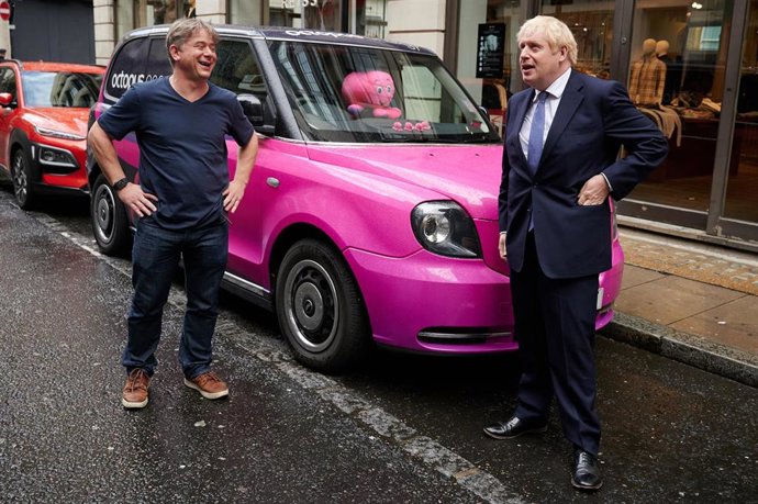 Archivo - 05 October 2020, England, London: Founder and CEO of Octopus Energy Greg Jackson (L) meets with UK Prime Minister Boris Johnson during a visit to the headquarters of Octopus Energy. Photo: Leon Neal/PA Wire/dpa