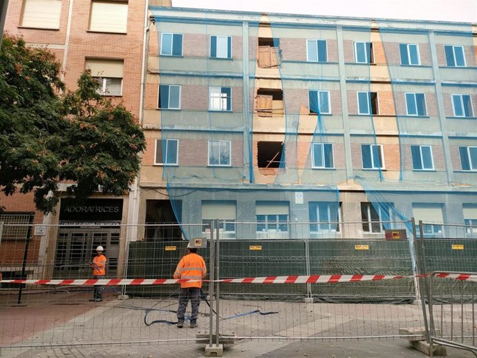 Comienza el desmontaje de la fachada de la residencia de Juan XXIII junto al colegio Adoratrices de Logroño