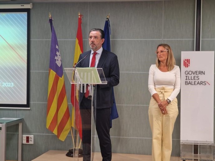 Archivo - El conseller de Empresa, Empleo y Energía, Alejandro Sáenz de San Pedro, y la directora general de Empleo, Catalina Cabrer.