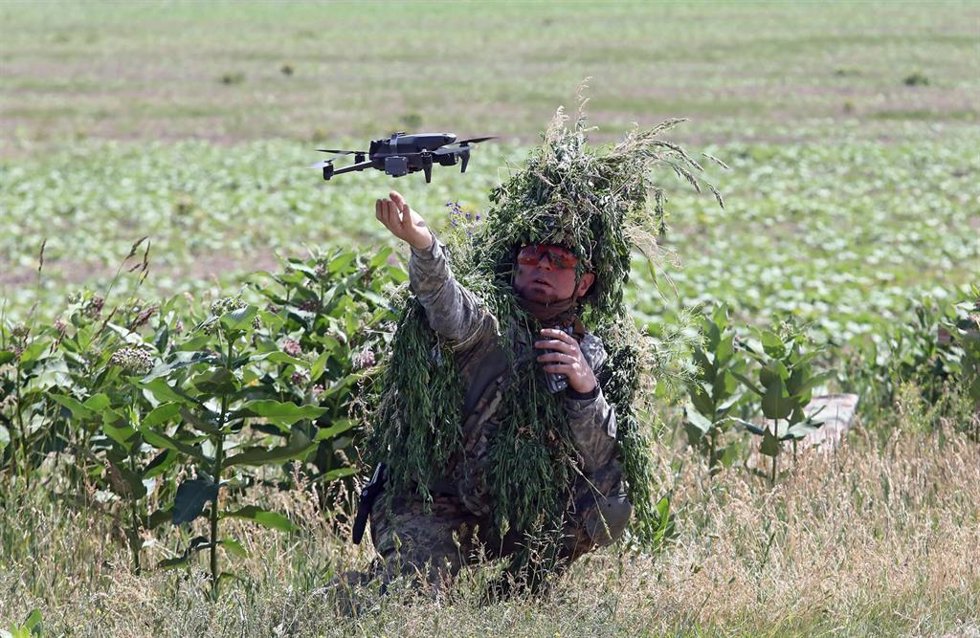 Archivo - Militar ucraniano manejando un dron
