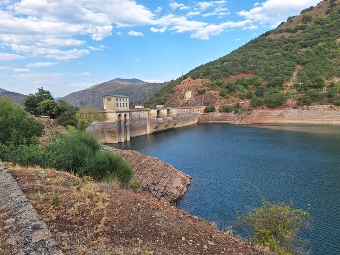 Presa Embalse de Mansilla con poca agua