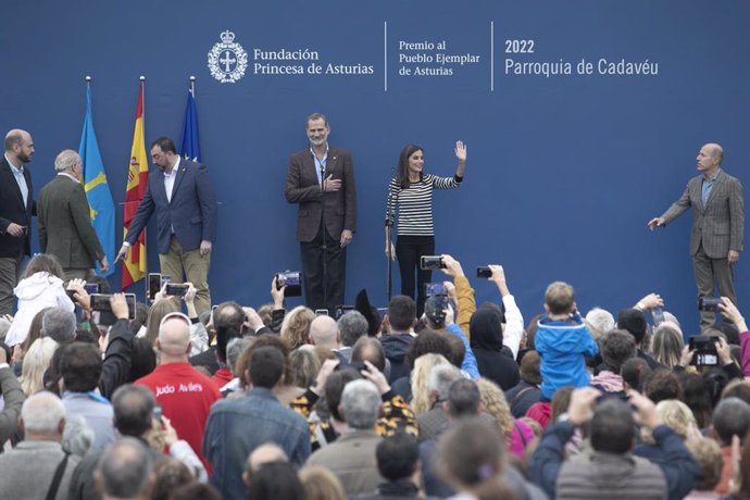 Archivo - El Rey Felipe VI y la Reina Letizia saludan durante una visita a la parroquia de Cadavedo en la entrega del Premio al Pueblo Ejemplar de Asturias 2022.
