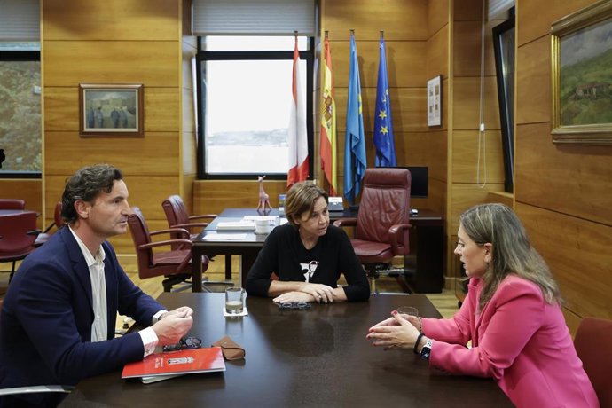 Reunión de la presidenta de FADE, María Calvo, con la alcaldesa de Gijón, Carmen Moriyón (Foro) y el  concejal de Relaciones Institucionales, Jorge González-Palacios, en el Ayuntamiento gijonés.