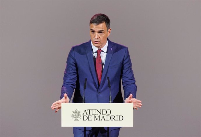 El presidente del Gobierno en funciones y secretario general del PSOE, Pedro Sánchez, interviene en un encuentro en el Ateneo de Madrid, a 4 de septiembre de 2023, en Madrid (España). Sánchez ha sido el primer invitado al Ateneo de Madrid, en el comienz