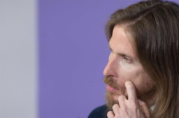 Archivo - El portavoz de Podemos, Pablo Fernández, ofrece una rueda de prensa, en la sede de Podemos, a 24 de abril de 2023, en Madrid (España). 