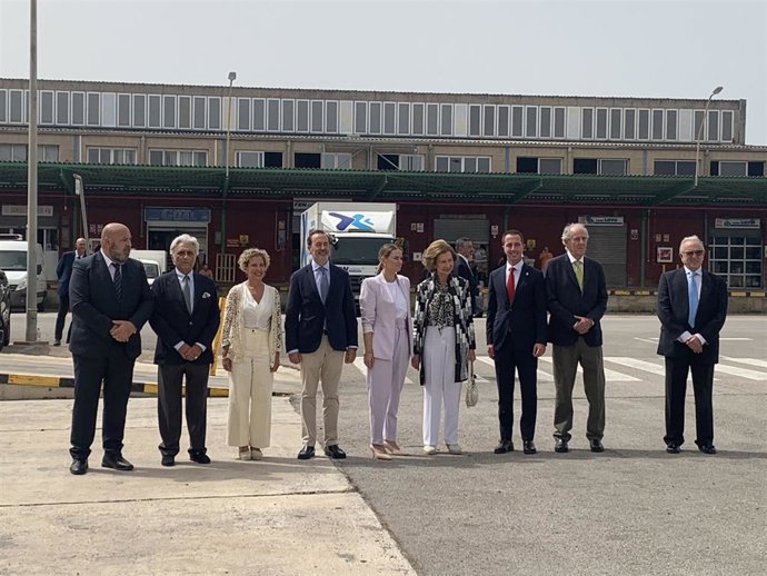 La Reina Sofía junto autoridades de Baleares en el Banco de Alimentos