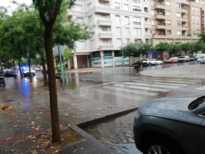 Eefectivos municipales trabajan en una bolsa de agua ocasionada por la tormenta del sábado en la calle Club Deportivo de Logroño