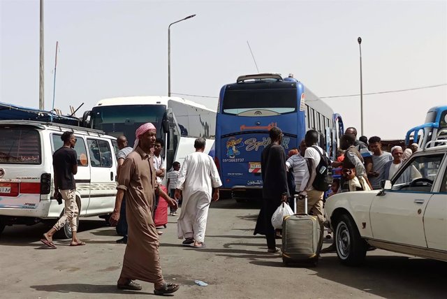 Archivo - Un grupo de personas llega a Egipto tras huir de los combates entre el Ejército de Sudán y las paramilitares Fuerzas de Apoyo Rápido (RSF)