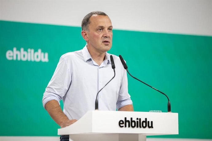 Archivo - El portavoz de EH Bildu, Unai Urruzuno, en una rueda de prensa en San Sebastián