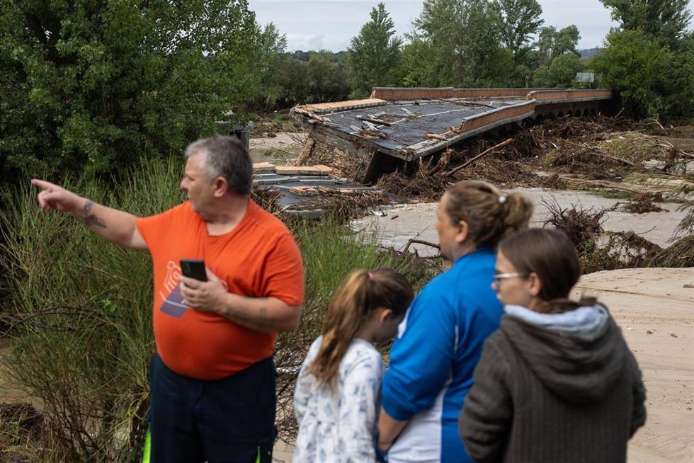 Varias personas en el puente de la Pedrera, colapsado a causa de la DANA, en el municipio de Aldea del Fresno, a 4 de septiembre de 2023