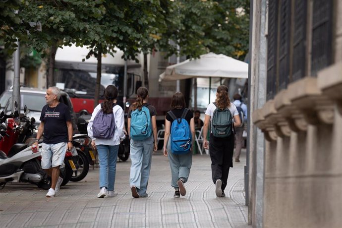 Archivo - Varios niñas con mochilas a la salida de un colegio