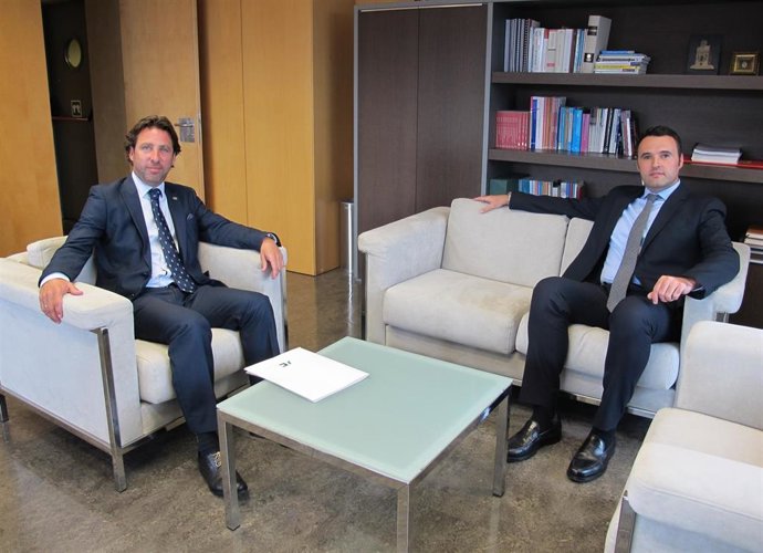 El síndico Mayor, Roberto Fernández Llera y el consejero de Hacienda y Fondos Europeos, Guillermo Peláez.