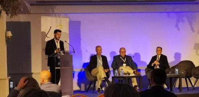 El doctor Daniel Martín expone las conclusiones del estudio del Servicio de ORL del Macarena que demuestra la efectividad del abordaje endoscópico en la rinosinusitis crónica.