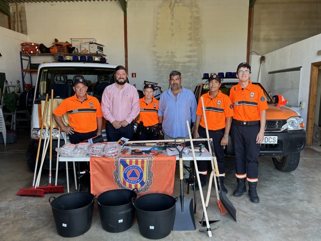 Representantes del Ayuntamiento de Marratxí junto a miembros de Protección Civil.