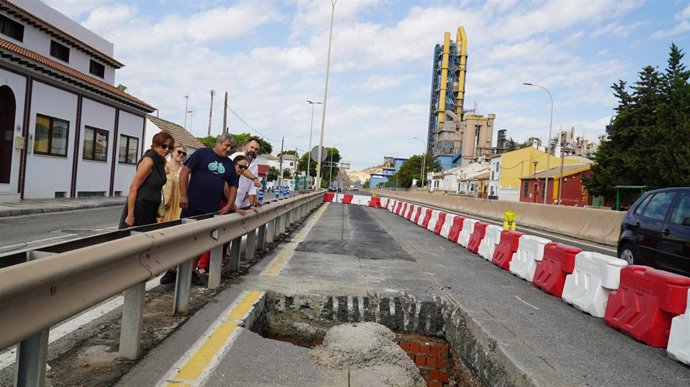 PSOE pide a Ayuntamiento de Málaga "consenso" con vecinos de La Araña tras "cargarse" un acceso a la barriada.