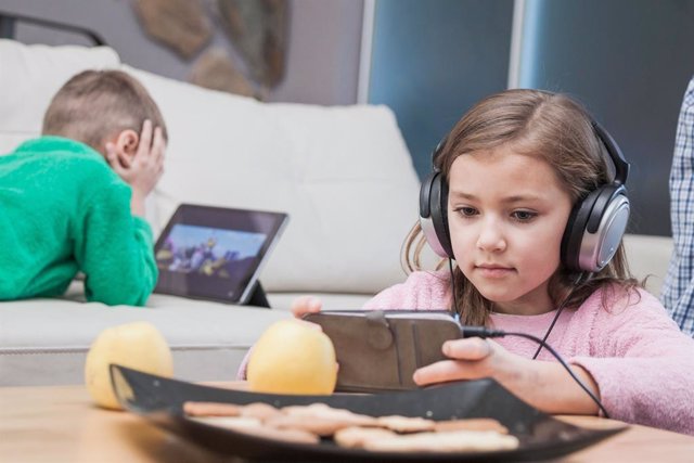 Niños usando dispositivos digitales.
