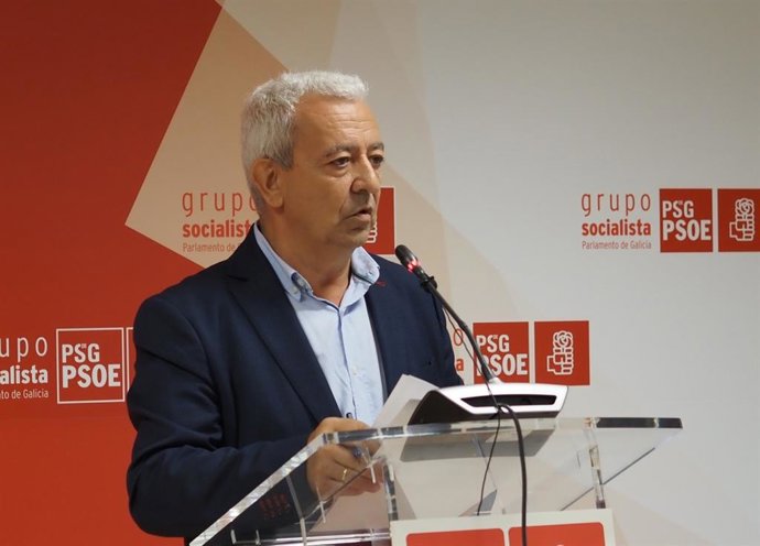 El portavoz parlamentario del PSdeG, Luis Álvarez, en rueda de prensa