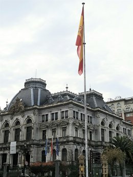 Archivo - Bandera de España en la plaza de la Escandera de Oviedo