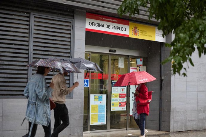 Varias personas frente a una oficina del SEPE, a 4 de septiembre de 2023, en Madrid (España). El número de parados registrados en las oficinas de los servicios públicos de empleo subió en 24.826 personas en agosto en relación al mes anterior (+0,9%) imp