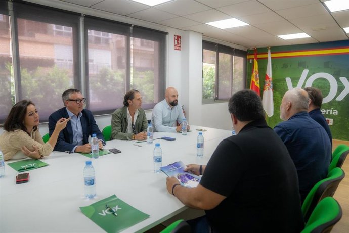 Gavira (Vox) reunido con sindicatos policiales en Almería