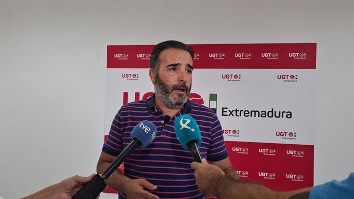 El secretario de Política Institucional y Empleo de UGT Extremadura, Francisco Morcillo, valora los datos del paro