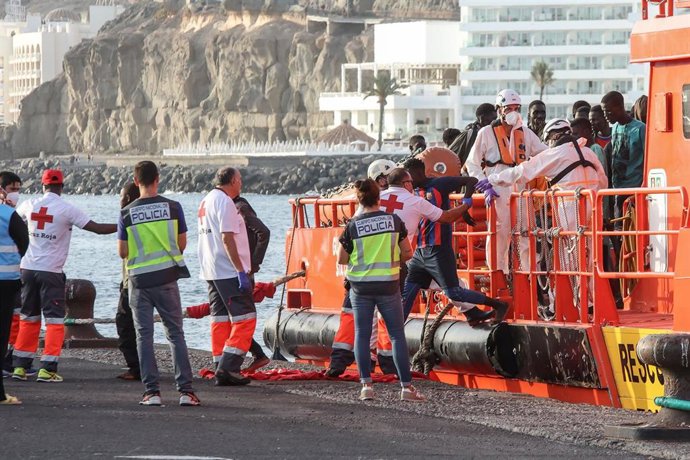 Archivo - Un barco de Salvamento Marítimo con 200 migrantes llega al Muelle de Arguineguín