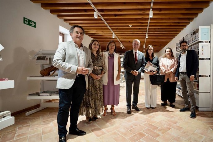El alcalde de Málaga, Francisco de la Torre, junto a la concejal delegada  de Cultura y Patrimonio Histórico, Mariana Pineda; la delegada de Cultura de la Junta, Gemma del Corral Parra; y más miembros del equipo de gobierno.