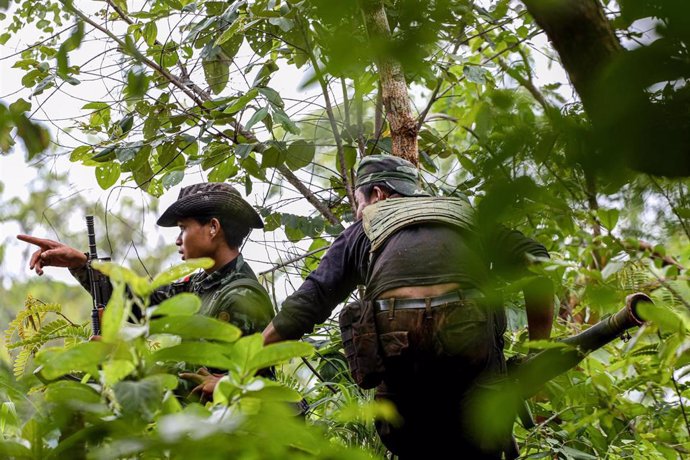 Archivo - Milicianos de la resistencia birmana. 