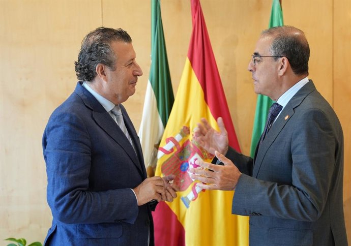 El presidente de la Diputación se reúne con el rector de la US en el organismo provincial.