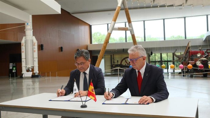 Firma del acuerdo en el Parque de las Ciencias de Granada