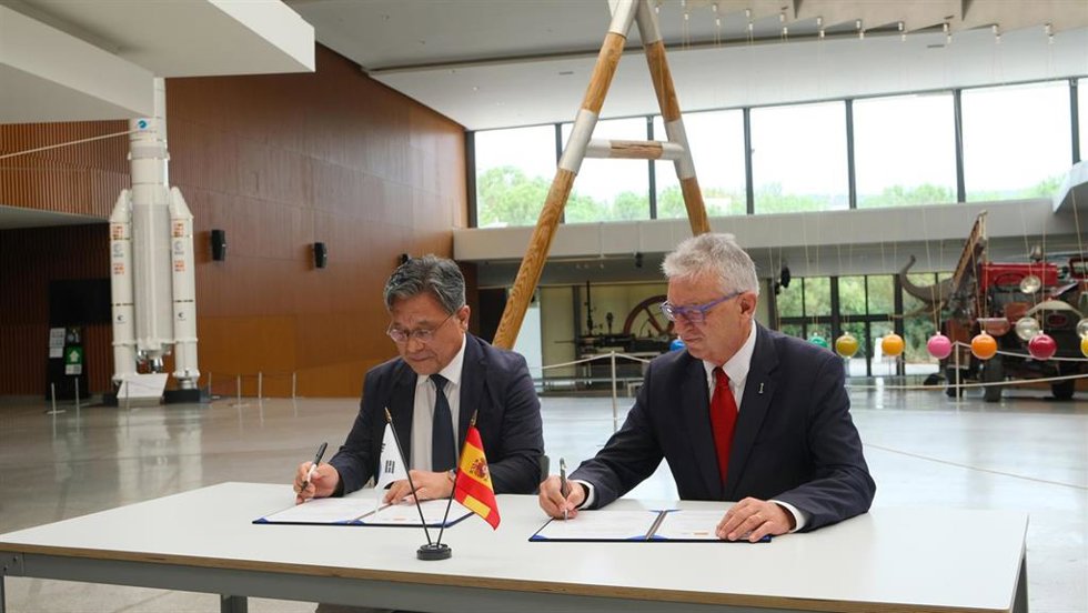 Firma del acuerdo en el Parque de las Ciencias de Granada