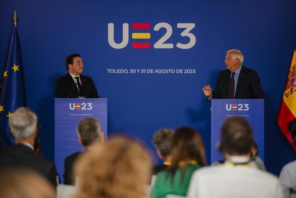 El ministro de Asuntos Exteriores, Unión Europea y Cooperación en funciones, José Manuel Albares (i), y el Alto Representante para la Política Exterior y Seguridad de la UE, Josep Borrell (d), en una rueda de prensa en Toledo