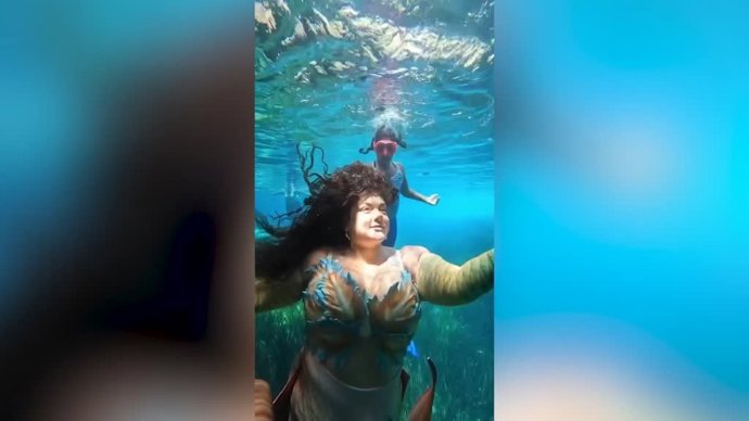Esta mujer con aletas ha hecho carrera como sirena profesional para demostrar a los trolls de Internet que ser más grande no le impedirá perseguir sus sueños.