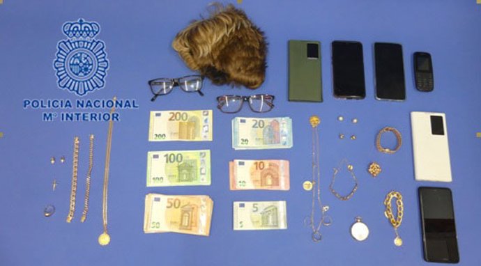 El dinero y las joyas que la víctima entregó a los presuntos estafadores.