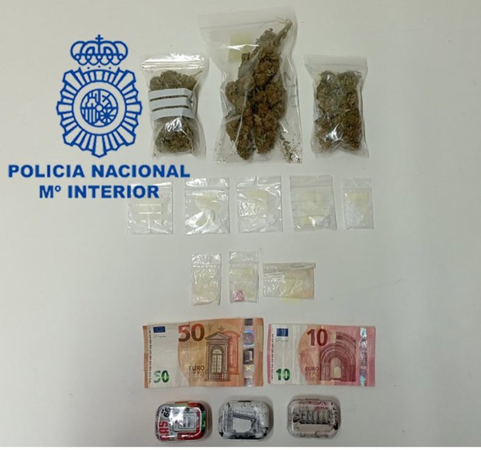 La Policía Nacional intervino al detenido once bolsitas con varias sustancias estupefacientes, listas para su distribución.