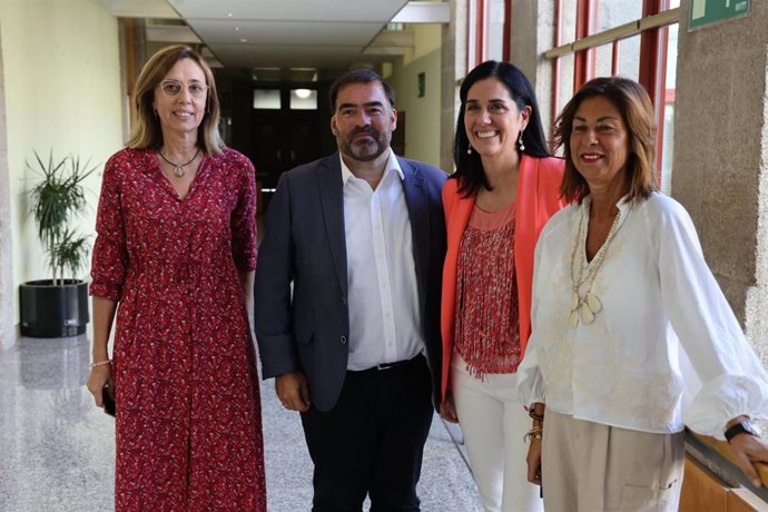El nuevo portavoz parlamentario del PPdeG, Alberto Pazos, y las viceportavoces parlamentarias Paula Prado, Raquel Arias y Marisol Díaz Mouteiro