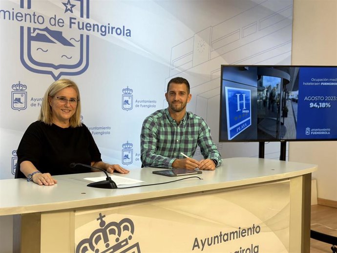 La alcaldesa de Fuengirola, Ana Mula, y el concejal de Deportes, José Luis Ponce.