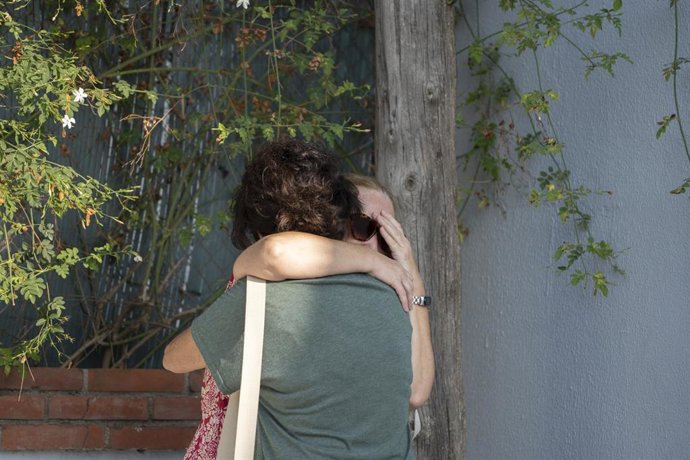 Familiares reaccionan al saber que la mujer retenida en Alzira por un policía retirado está muerta