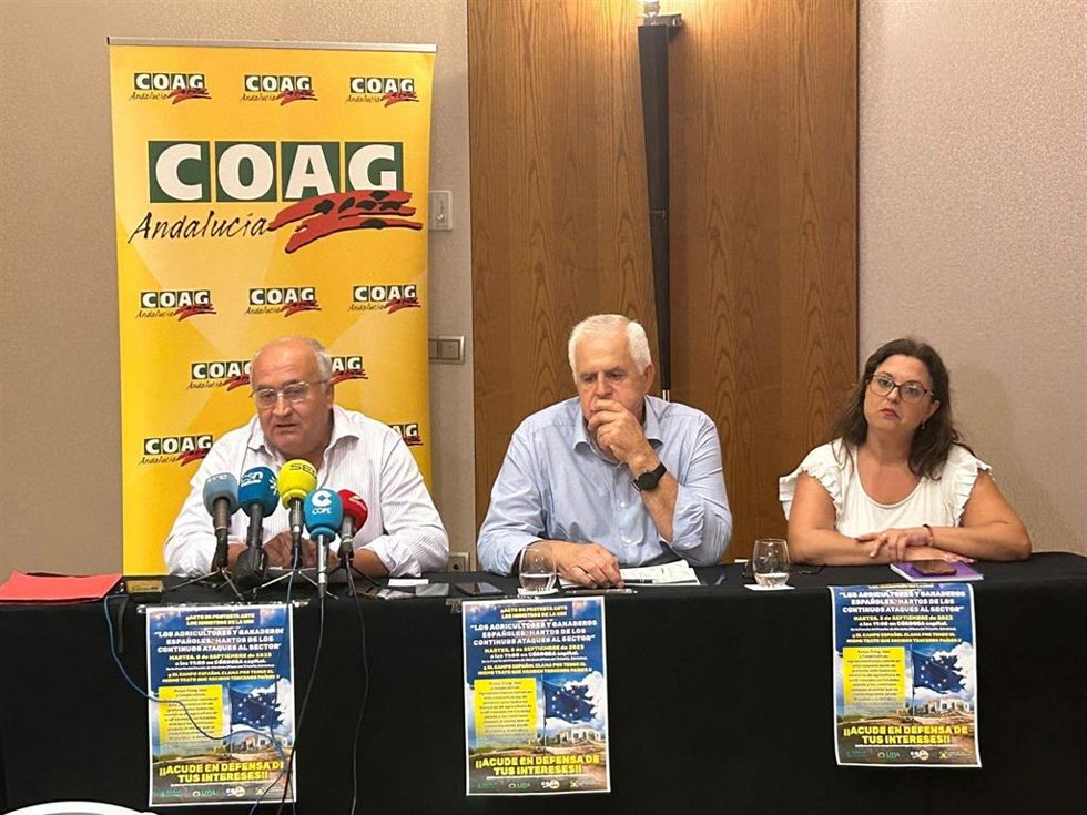 El responsable estatal de COAG, Miguel Padilla (izda.), junto al secretario general en Andalucía, Miguel López, y la secretaria provincial de COAG Córdoba, Carmen Quintero.