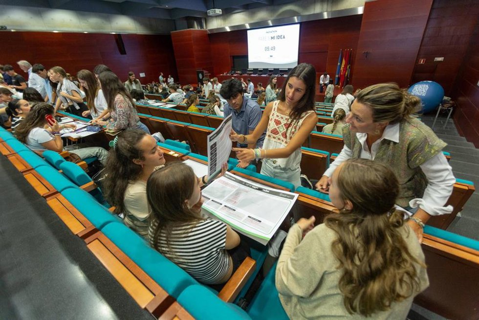 Estudiantes de primero de la Facultad de Farmacia y Nutrición durante el primer día de clase