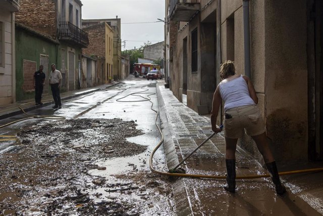 Varios vecinos trabajan en las zonas afectadas por las lluvias, a 3 de septiembre de 2023, en Santa Barbara, Tarragona, Catalunya (España)