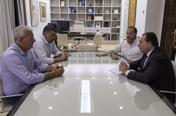 El presidente de la Diputación de Huelva, David Toscano, durante una reunión con representantes de Interfresa.