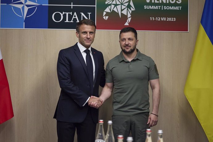 Archivo - El president d'Ucrana, Volodímir Zelenski (dreta), i el seu homleg francs, Emmanuel Macron 