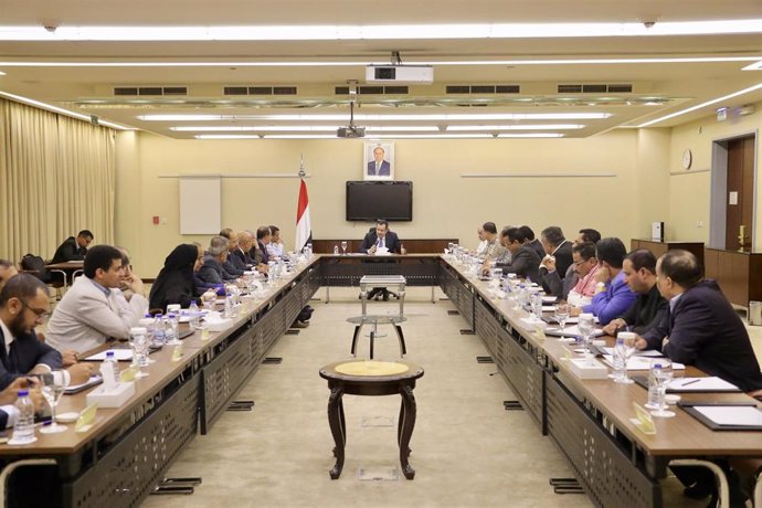 Archivo - El primer ministro yemení, Maeen Abdulmalik, durante una reunión 